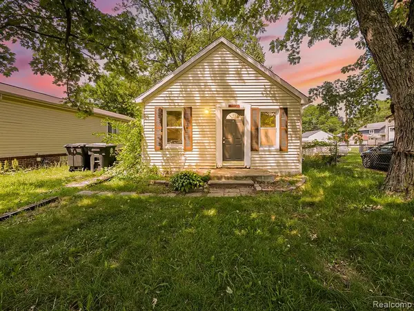 19925 Deering, Livonia, MI 48152