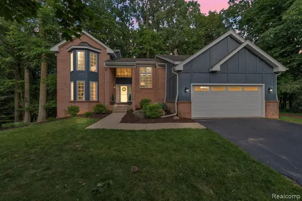 6081 Beachwood, West Bloomfield, MI 48324