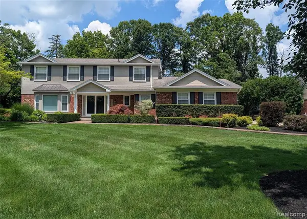 2374 Kingsbury, Troy, MI 48098