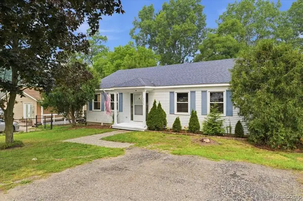 5608 Clinton River, Waterford, MI 48327