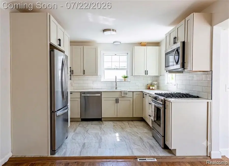 10425 Elgin, Huntington Woods, MI 48070 - #2