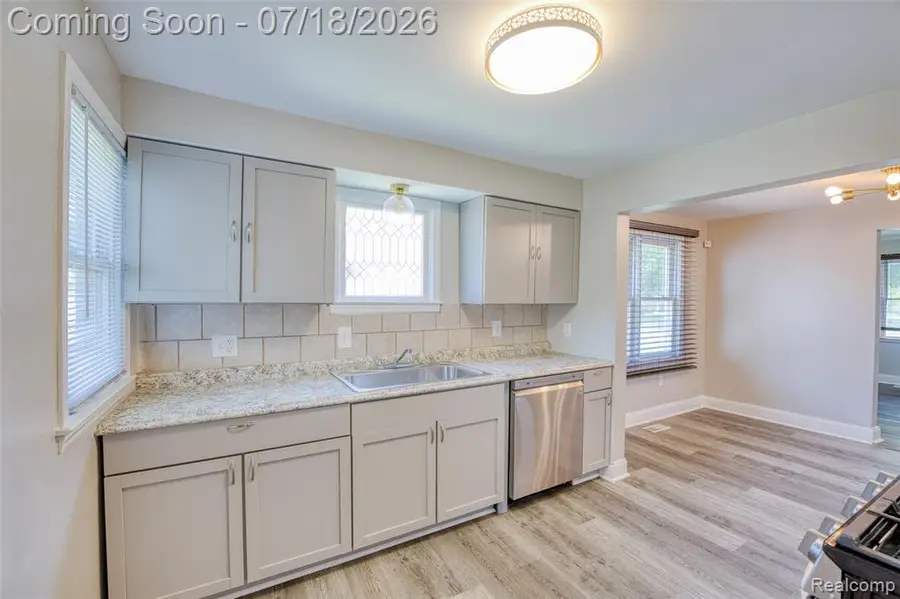 5660 Kingston, Dearborn Heights, MI 48125 - #2
