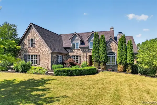 5372 Stone Garden, Howell, MI 48843