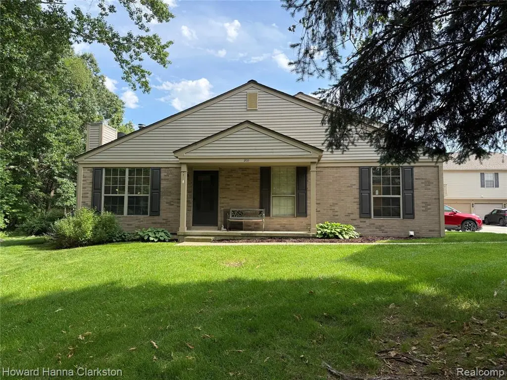 200 Pine Tree Ridge, Waterford, MI 48327 - #1
