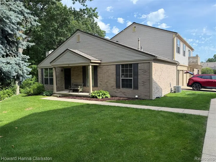 200 Pine Tree Ridge, Waterford, MI 48327 - #2
