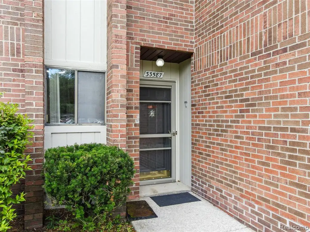 33587 Pondview #114, Livonia, MI 48152 - #1