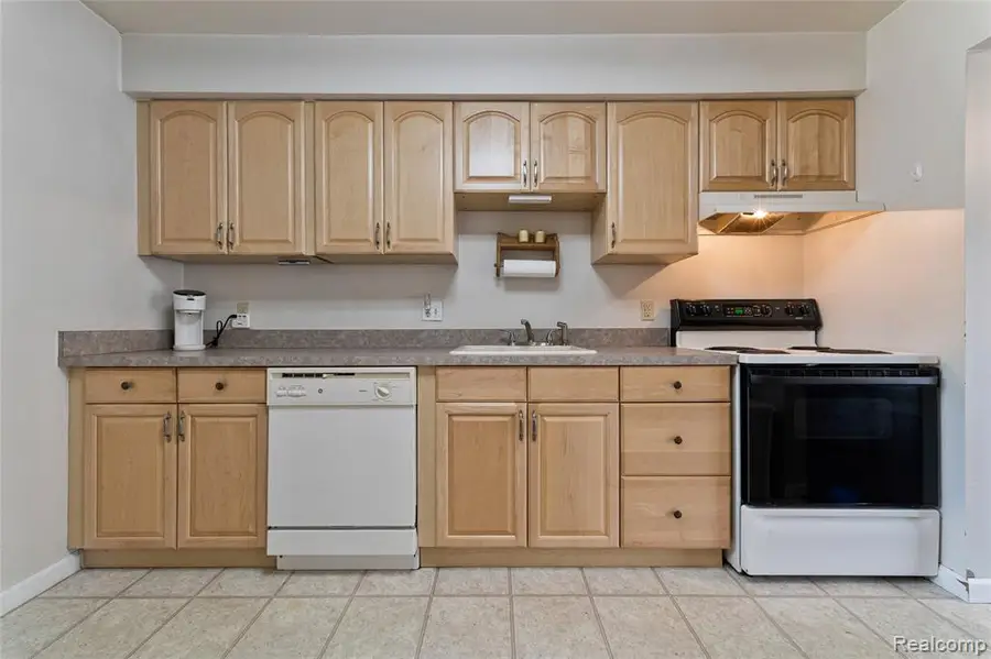 33587 Pondview #114, Livonia, MI 48152 - #3