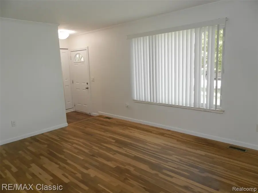 9374 Patton, Livonia, MI 48150 - #2