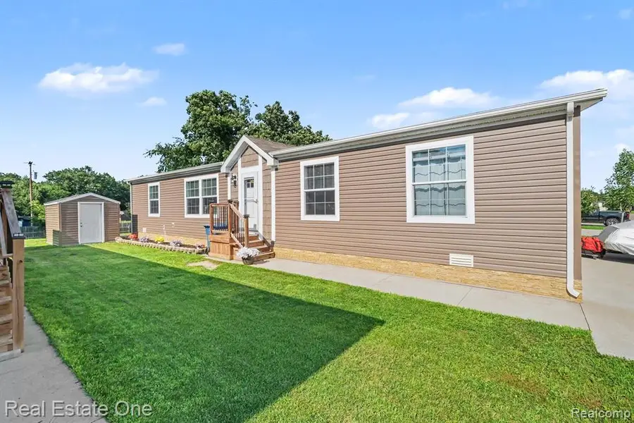 6548 Prince Blvd, Fenton, MI 48430 - #2