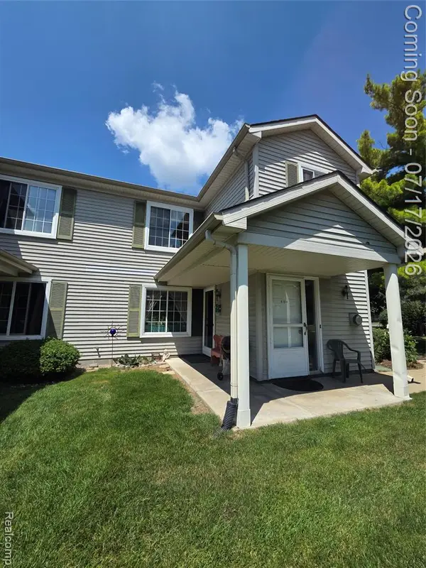 902 Saybrook, Waterford, MI 48327