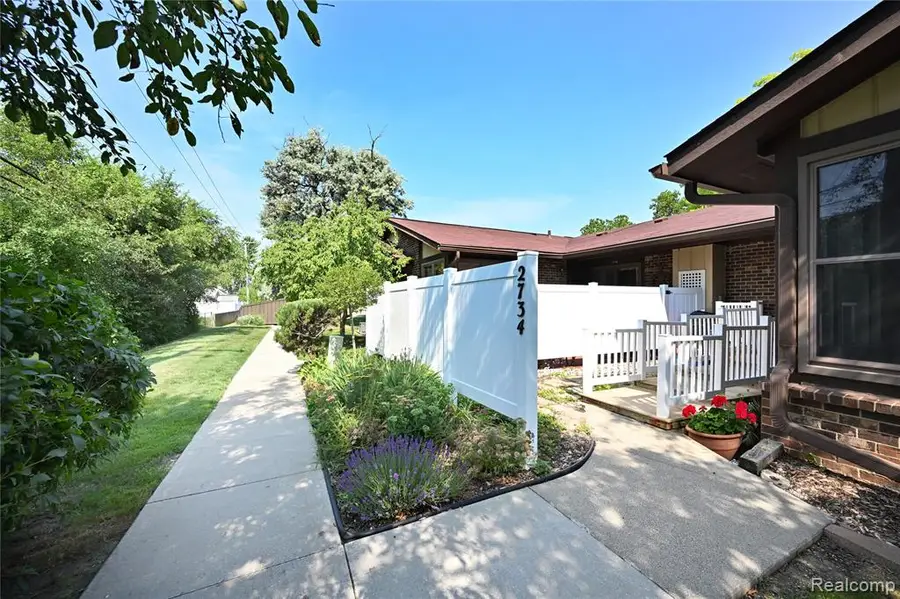 2734 Roundtree, Troy, MI 48083 - #2