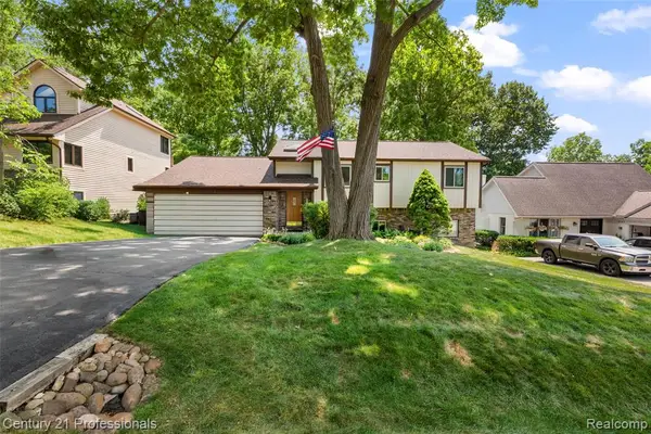 5135 Virgie, West Bloomfield, MI 48324