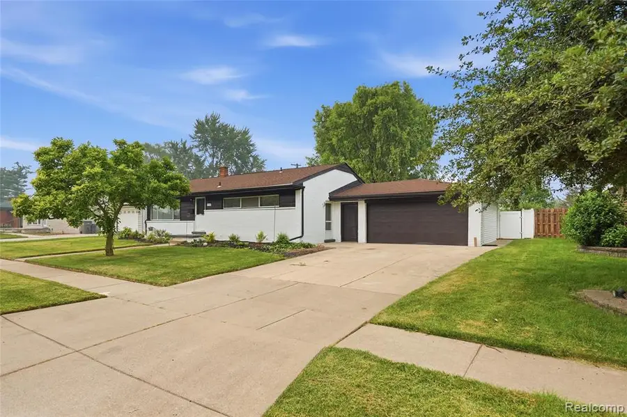 22441 E Price, Clinton Township, MI 48035 - #2