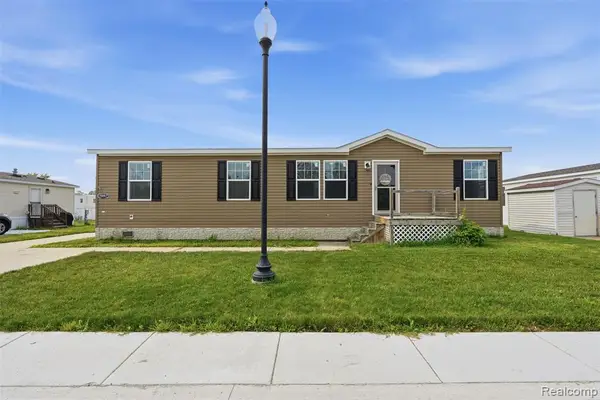 15887 Charlemagne, Clinton Township, MI 48038