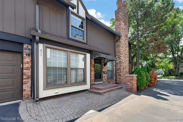 22045 Shore Pointe #60, Saint Clair Shores, MI 48080