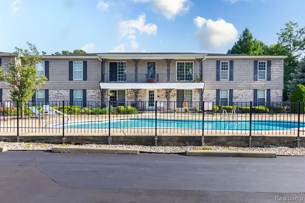 24360 East River #36, Grosse Ile, MI 48138