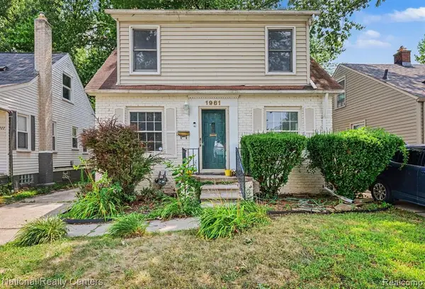 1981 Roslyn, Grosse Pointe Woods, MI 48236