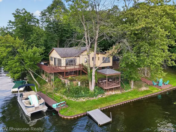 11438 Riverbank, Pinckney, MI 48169