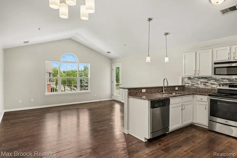 49086 W Woods, Utica, MI 48317 - #2