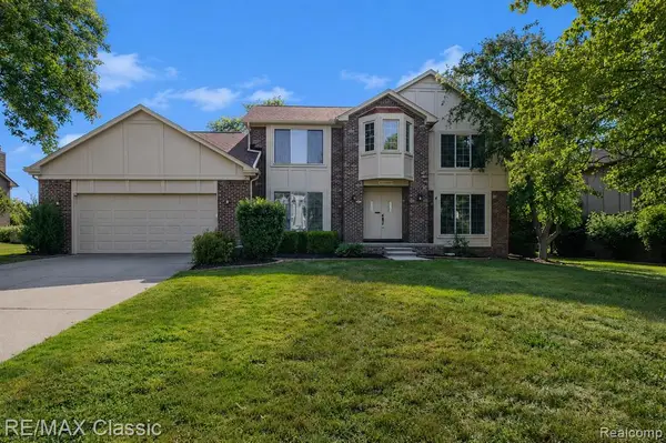 25522 Surrey, Farmington Hills, MI 48335