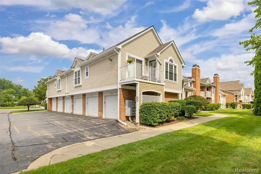 56472 Chesapeake #71, Utica, MI 48316 - #3