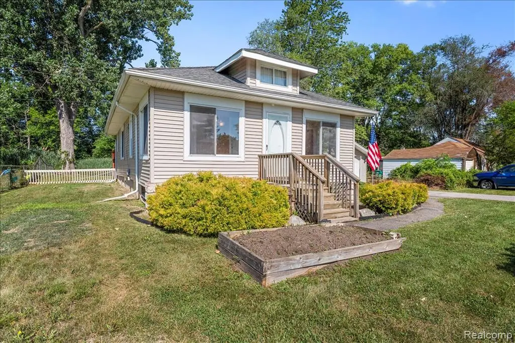 34868 W Jefferson, Rockwood, MI 48173 - #1