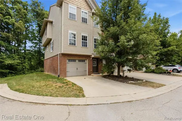 1615 Red Hickory, Howell, MI 48855