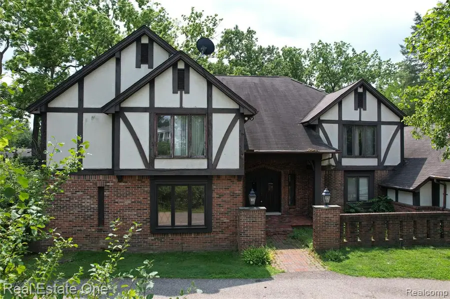3317 Lone Pine, West Bloomfield, MI 48323 - #3