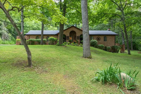 1600 Moffat, Leonard, MI 48367