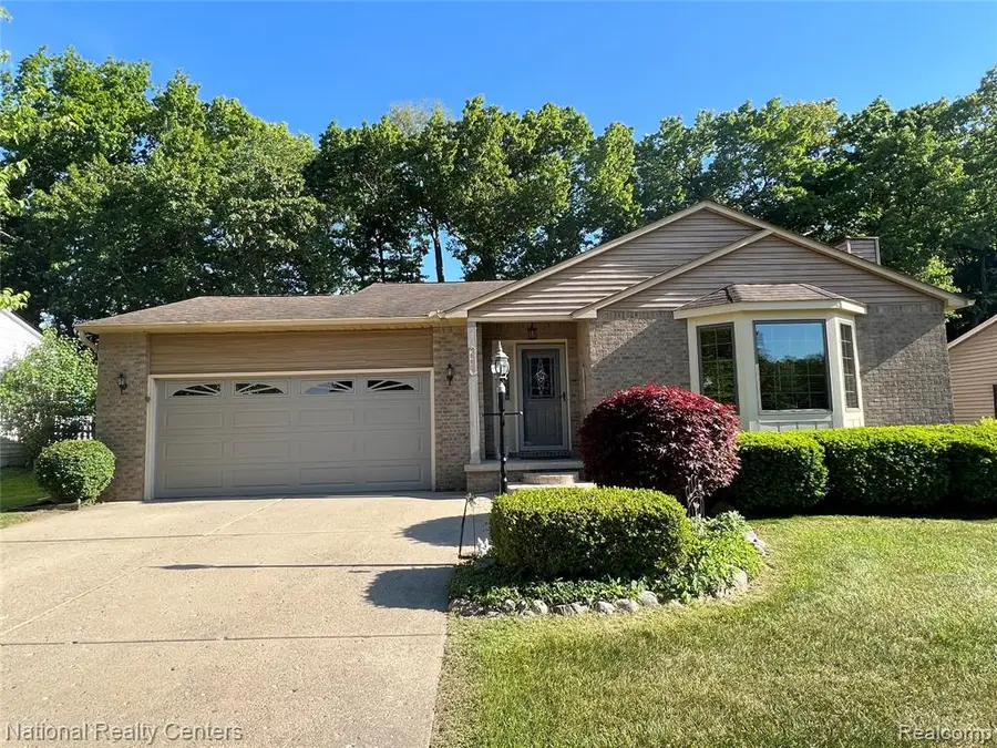 992 Alpine, Brighton, MI 48116 - #2