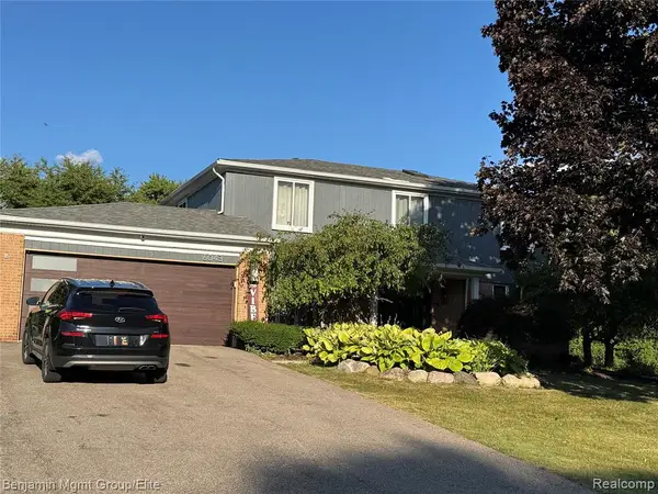 6043 Ledgeway, West Bloomfield, MI 48322