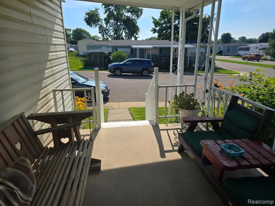 211 Pinewood Dr, White Lake, MI 48386 - #3