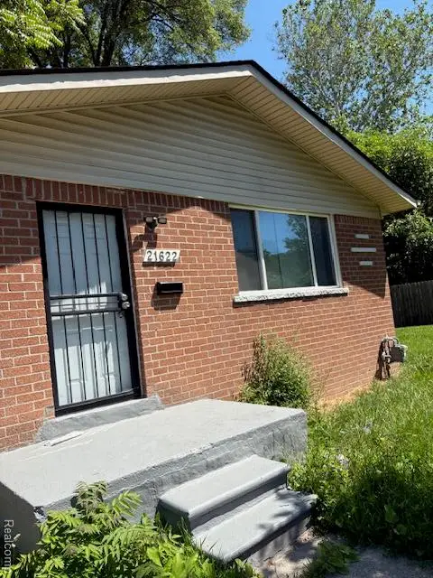 21622 Santa Clara, Detroit, MI 48219