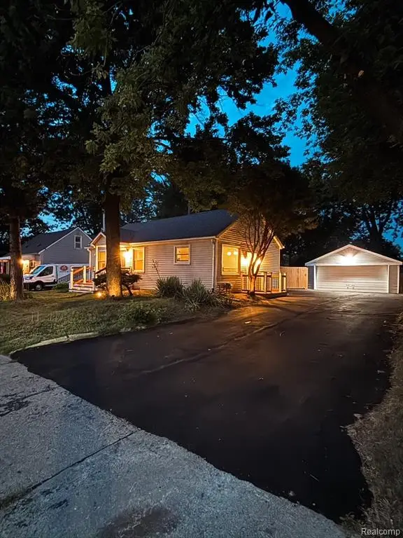 30052 Schoenherr, Warren, MI 48088