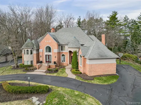 3586 Walnut Brook, Rochester Hills, MI 48309