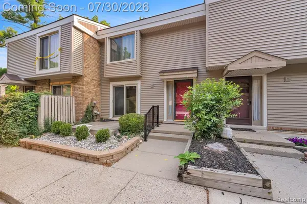 1424 Oakbrook, Rochester Hills, MI 48307