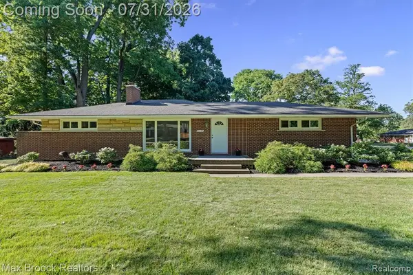 28455 Thorny Brae, Farmington Hills, MI 48331