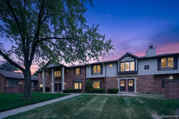 2321 London Bridge Dr #22, Rochester Hills, MI 48307