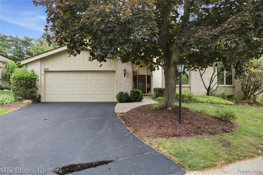7163 Suncrest, West Bloomfield, MI 48322 - #1