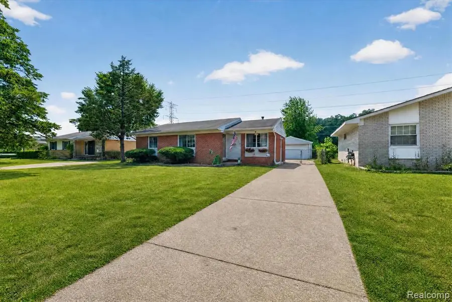 10660 Jackson, Belleville, MI 48111 - #2