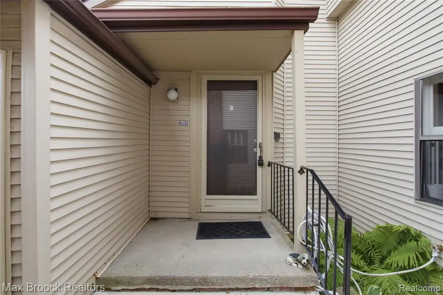 6580 Ridgefield #203, West Bloomfield, MI 48322 - #2