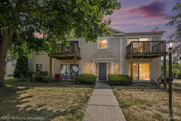 841 Bloomfield Village #D, Auburn Hills, MI 48326