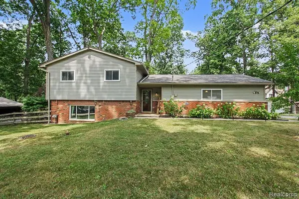 835 Oakgrove, Highland, MI 48356