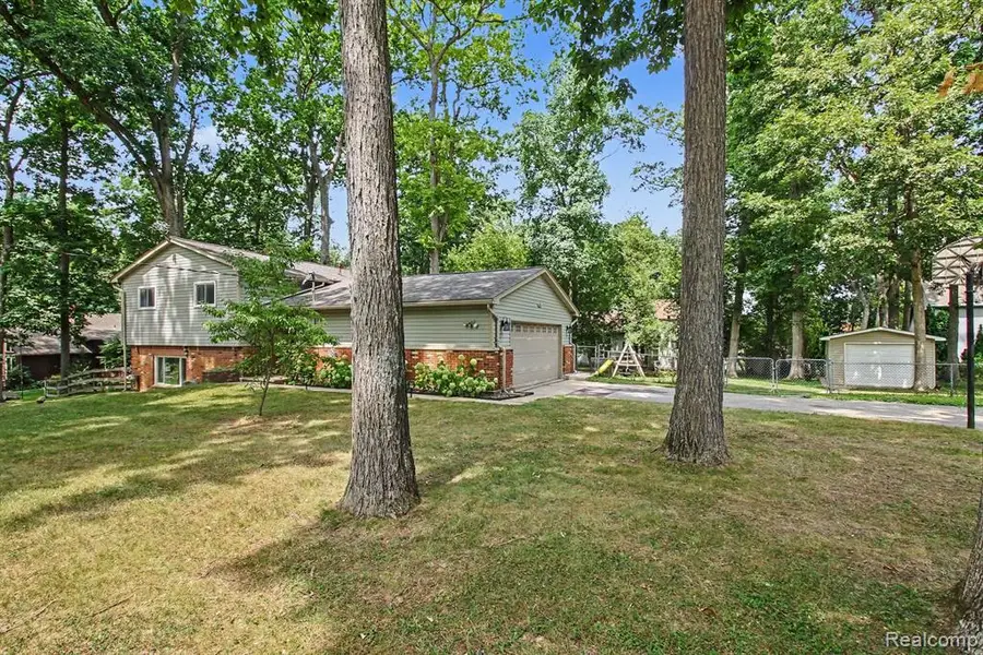 835 Oakgrove, Highland, MI 48356 - #2