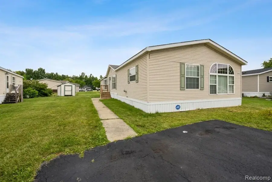 9327 Greentree, Newport, MI 48166 - #2