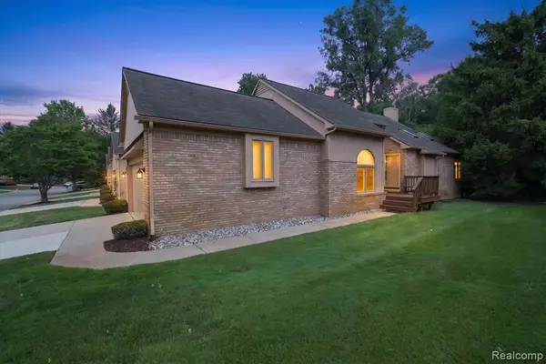 21660 River Ridge, Farmington Hills, MI 48335
