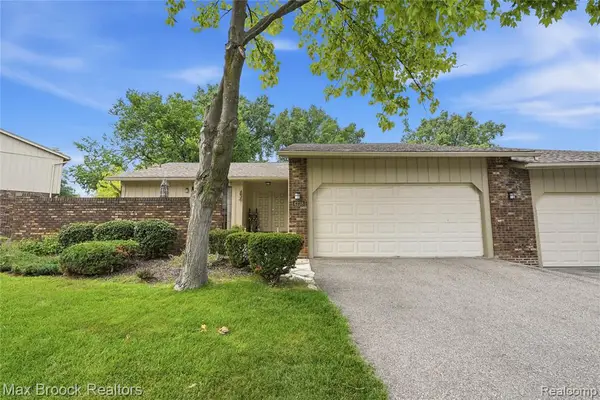 4238 Foxpointe, West Bloomfield, MI 48323