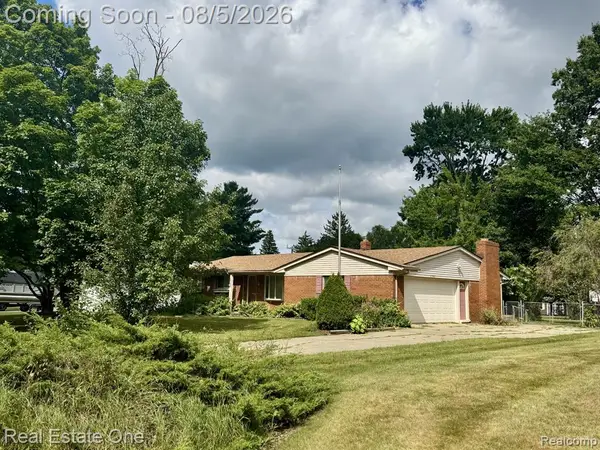 3764 Lake Oakland Shores, Waterford, MI 48329