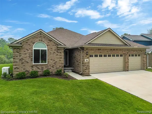606 6th, Fenton, MI 48430