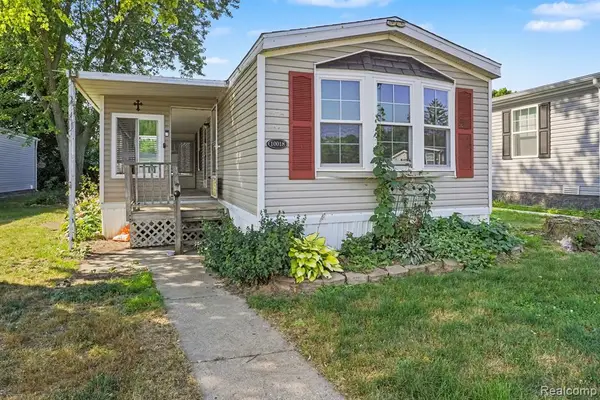 10018 Hutchinson Dr, Davisburg, MI 48350